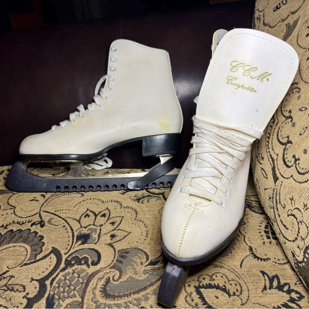 New 90’s Vintage CCM White and Black Athletic Shoes for Superior Comfort
